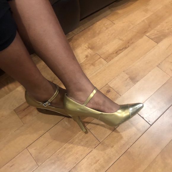 Beautiful Gold shoes NEVER Worn.Ankle strap. - Picture 6 of 6